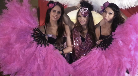 Burlesque optreden als een tussenact op evenement